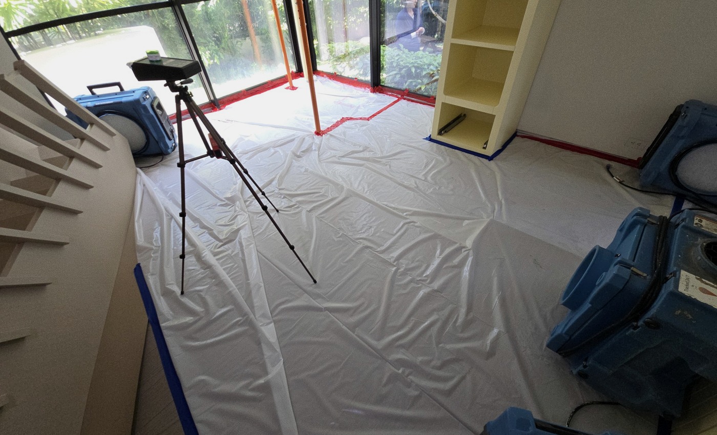 Protected work area with field equipment arranged on site